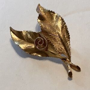 Vintage gold tone leaf Brooch EUC
